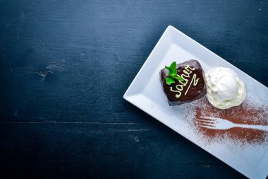 Çikolata tatlı dondurma ile pişirme. Ahşap bir arka plan üzerinde. Üstten Görünüm. Metin için boş alan.