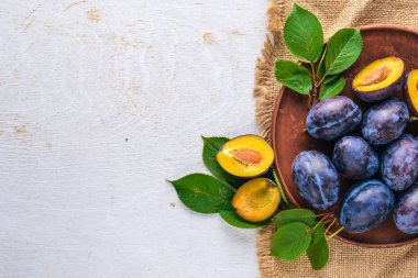 Erik yeşil yaprakları ile. Ahşap bir arka plan üzerinde. Üstten Görünüm. Metin için boş alan.