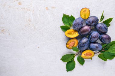 Erik yeşil yaprakları ile. Ahşap bir arka plan üzerinde. Üstten Görünüm. Metin için boş alan.