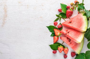 Karpuz, çilek, nane. Ahşap bir gemide. Dilimleme meyve. Üstten Görünüm. Metniniz için boş alan.