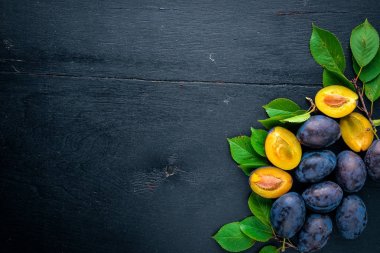 Erik yeşil yaprakları ile. Ahşap bir arka plan üzerinde. Üstten Görünüm. Metin için boş alan.