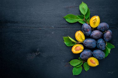 Erik yeşil yaprakları ile. Ahşap bir arka plan üzerinde. Üstten Görünüm. Metin için boş alan.