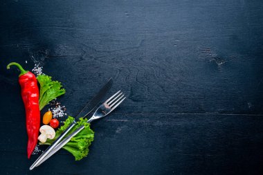 Yemek pişirmek için hazırlık. Ahşap bir arka plan üzerinde. Üstten Görünüm. Metin için boş alan.