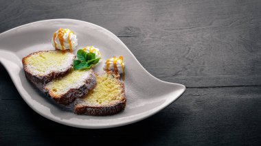 Karamel ve çikolata soslu bisküvi pasta. Ahşap bir arka plan üzerinde. Üstten Görünüm. Metin için boş alan.