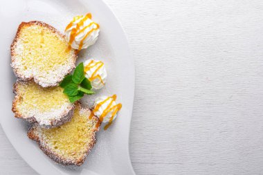 Karamel ve çikolata soslu bisküvi pasta. Ahşap bir arka plan üzerinde. Üstten Görünüm. Metin için boş alan.