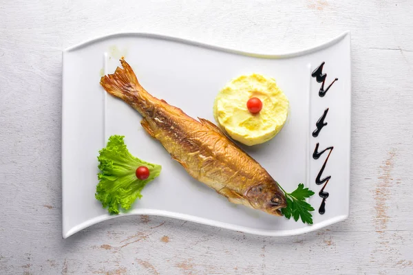 Sibas de pescado al horno con puré de papas y verduras. Sobre un fondo de madera. Vista superior. Espacio libre para texto . —  Fotos de Stock