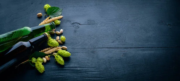 Una grande selezione di birre di birra scura e leggera e rinfreschi per birra Vista dall'alto. Spazio libero per il testo . — Foto Stock