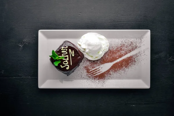 Çikolata tatlı dondurma ile pişirme. Ahşap bir arka plan üzerinde. Üstten Görünüm. Metin için boş alan.
