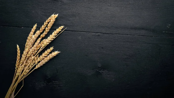 Wheat on a wooden background. Top view. Free space for text. — Stock Photo, Image
