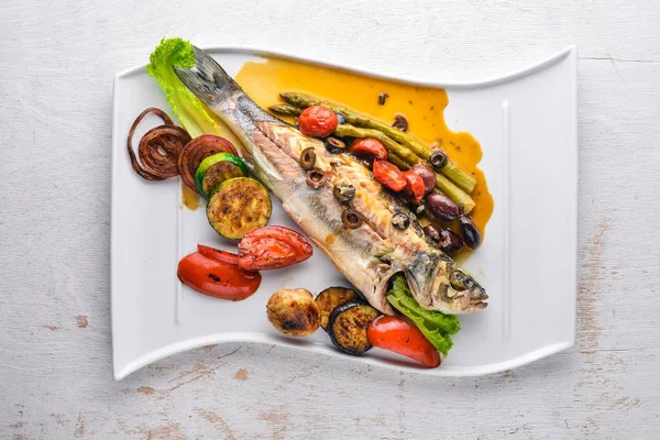 Truta de peixe assada com legumes grelhados. Em um fundo de madeira. Vista superior. Espaço livre para texto . — Fotografia de Stock