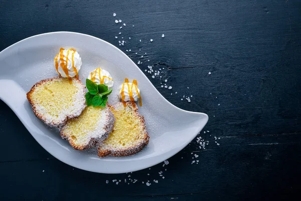 Karamel ve çikolata soslu bisküvi pasta. Ahşap bir arka plan üzerinde. Üstten Görünüm. Metin için boş alan.