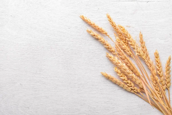 Wheat on a wooden background. Top view. Free space for text. — Stock Photo, Image