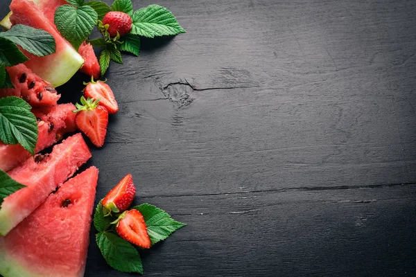 西瓜草莓薄荷木板上。水果切片。顶部视图。文本的可用空间. — 图库照片