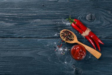 Sıcak baharat biber ve baharat kırmızı biber. Ahşap bir arka plan üzerinde. Üstten Görünüm. Metniniz için boş alan.