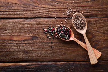 Baharat bir ahşap yüzeyde kümesi. Üstten Görünüm. Metniniz için boş alan.