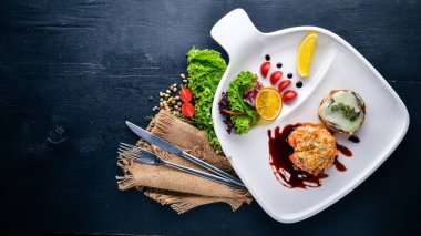 Fırında Somon ızgara sebzeler ile. Üstten Görünüm. Metin için özgür yer. Ahşap bir arka plan üzerinde.