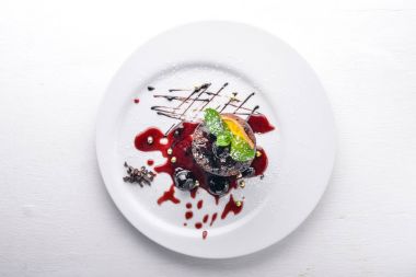 Çikolata tatlı. Dondurmalı kek. Üstten Görünüm. Metin için özgür yer. Ahşap bir arka plan üzerinde.