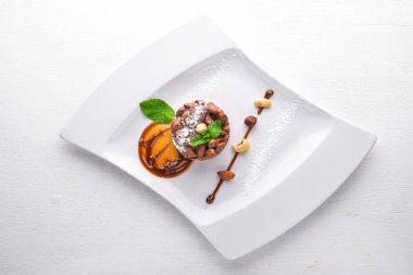 Ceviz tatlı karamel ile. Üstten Görünüm. Metin için özgür yer. Ahşap bir arka plan üzerinde.