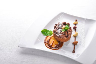 Ceviz tatlı karamel ile. Üstten Görünüm. Metin için özgür yer. Ahşap bir arka plan üzerinde.