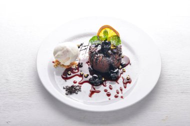 Çikolata tatlı. Dondurmalı kek. Üstten Görünüm. Metin için özgür yer. Ahşap bir arka plan üzerinde.