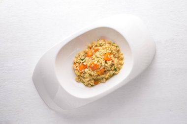 Kabak risotto. Üstten Görünüm. Metin için özgür yer. Ahşap bir arka plan üzerinde.