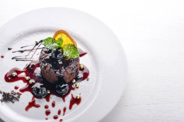 Çikolata tatlı. Dondurmalı kek. Üstten Görünüm. Metin için özgür yer. Ahşap bir arka plan üzerinde.