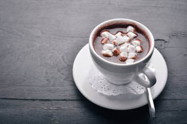 Kapuçino hatmi ile. Ahşap bir arka plan üzerinde. Üstten Görünüm. Metniniz için boş alan.