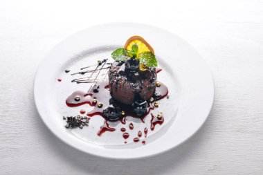 Çikolata tatlı. Dondurmalı kek. Üstten Görünüm. Metin için özgür yer. Ahşap bir arka plan üzerinde.