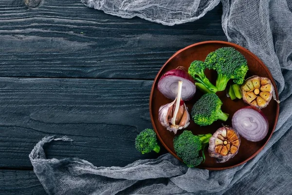 粘土板に新鮮な野菜。木製の背景。平面図です。テキストの無料スペース. — ストック写真