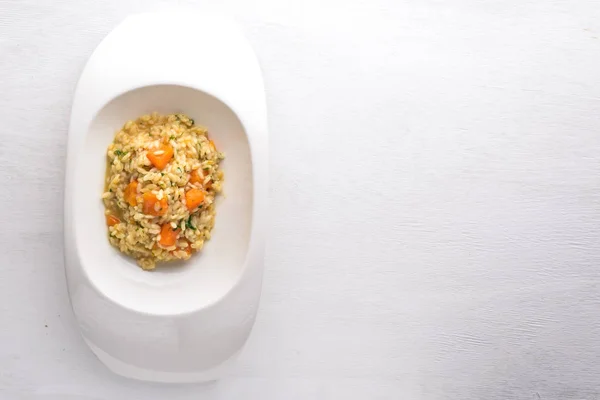 Risotto met pompoen. Bovenaanzicht. Vrije ruimte voor tekst. Op een houten achtergrond. — Stockfoto