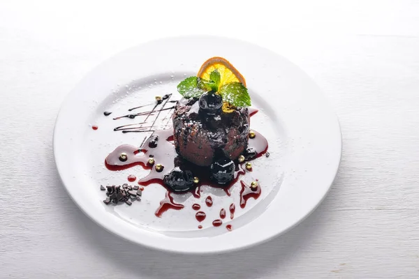 Çikolata tatlı. Dondurmalı kek. Üstten Görünüm. Metin için özgür yer. Ahşap bir arka plan üzerinde.