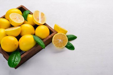 Taze limon. Ahşap bir arka plan üzerinde. Üstten Görünüm. Metniniz için boş alan.