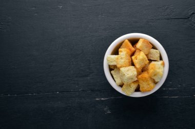 Tuz ekmek ekmek. Ahşap bir arka plan üzerinde. Üstten Görünüm. Metniniz için boş alan.