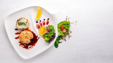 Fırında Somon ızgara sebzeler ile. Üstten Görünüm. Metin için özgür yer. Ahşap bir arka plan üzerinde.