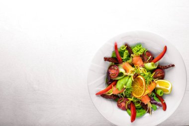 Salata somon ve taze sebze ve otlar. İtalyan mutfağı. Üstten Görünüm. Ahşap arka plan üzerinde.