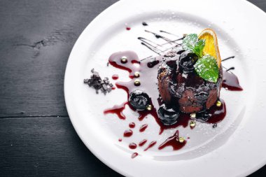 Çikolata tatlı. Dondurmalı kek. Üstten Görünüm. Metin için özgür yer. Ahşap bir arka plan üzerinde.