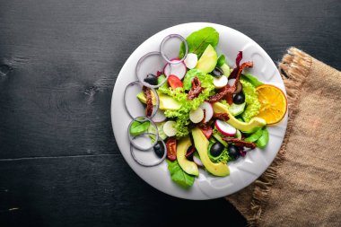 Izgara et ve Yeşiller Avokado salatası. İtalyan mutfağı. Üstten Görünüm. Ahşap arka plan üzerinde.