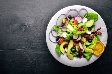 Izgara et ve Yeşiller Avokado salatası. İtalyan mutfağı. Üstten Görünüm. Ahşap arka plan üzerinde.