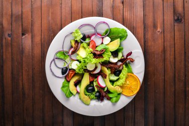 Izgara et ve Yeşiller Avokado salatası. İtalyan mutfağı. Üstten Görünüm. Ahşap arka plan üzerinde.