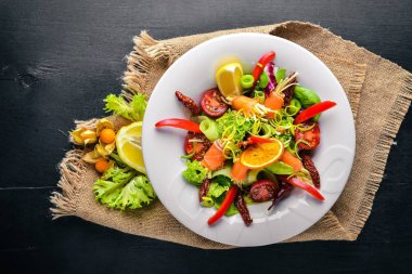 Salata somon ve taze sebze ve otlar. İtalyan mutfağı. Üstten Görünüm. Ahşap arka plan üzerinde.