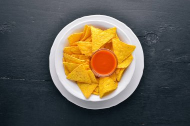 Aperatif bira için. Cips ahşap arka plan üzerinde. Üstten Görünüm. Metniniz için boş alan.