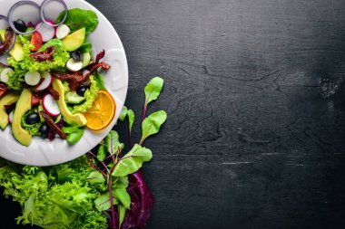 Izgara et ve Yeşiller Avokado salatası. İtalyan mutfağı. Üstten Görünüm. Ahşap arka plan üzerinde.