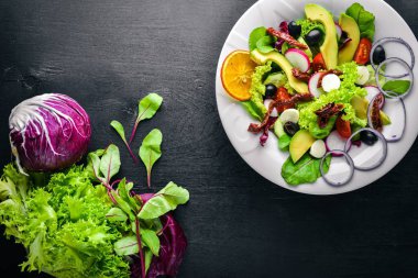 Izgara et ve Yeşiller Avokado salatası. İtalyan mutfağı. Üstten Görünüm. Ahşap arka plan üzerinde.