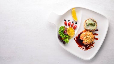 Fırında Somon ızgara sebzeler ile. Üstten Görünüm. Metin için özgür yer. Ahşap bir arka plan üzerinde.