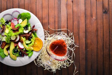 Izgara et ve Yeşiller Avokado salatası. İtalyan mutfağı. Üstten Görünüm. Ahşap arka plan üzerinde.