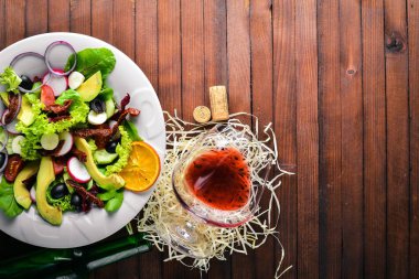 Izgara et ve Yeşiller Avokado salatası. İtalyan mutfağı. Üstten Görünüm. Ahşap arka plan üzerinde.