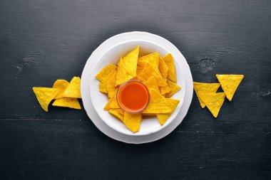 Aperatif bira için. Cips ahşap arka plan üzerinde. Üstten Görünüm. Metniniz için boş alan.