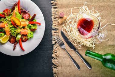 Salata somon ve taze sebze ve otlar. İtalyan mutfağı. Üstten Görünüm. Ahşap arka plan üzerinde.