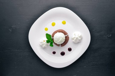 Çikolatalı pasta tatlı dondurma ile. Ahşap bir arka plan üzerinde. Üstten Görünüm. Metniniz için boş alan.