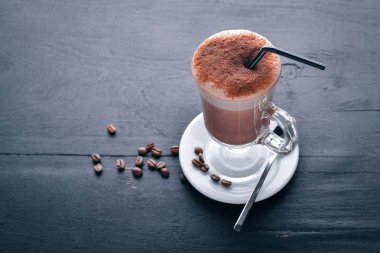 Kakao içecek, çikolata kokteyl. Ahşap bir arka plan üzerinde. Üstten Görünüm. Metniniz için boş alan.